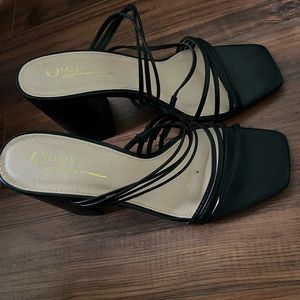 Adorable strappy black sandal low block heels size 8